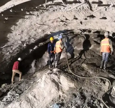 大观隧道拱顶带模注浆料，微膨胀注浆料的特点及施工工艺